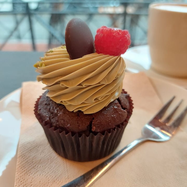 photo of Tauer Bakery Cupcake The Best shared by @appleblossom on  18 Dec 2022 - review