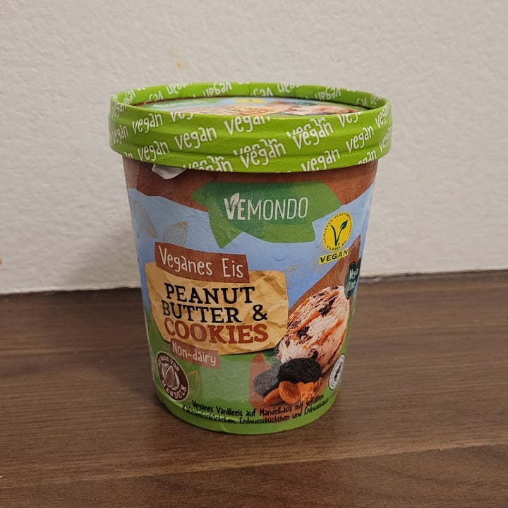 photo of Vemondo Veganes Eis Peanut Butter and Cookies shared by @saravisconti on  12 Apr 2022 - review