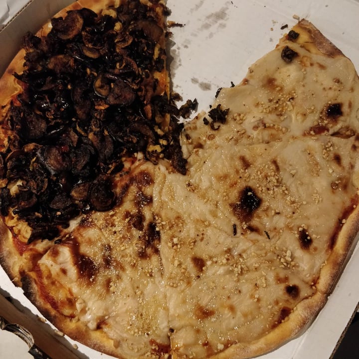 review photo of Fratelli Basilico Pizzaria Vegana Pizza Berinjela e 4 Queijos shared by @mcereal157 on 25 Apr 2020 - review