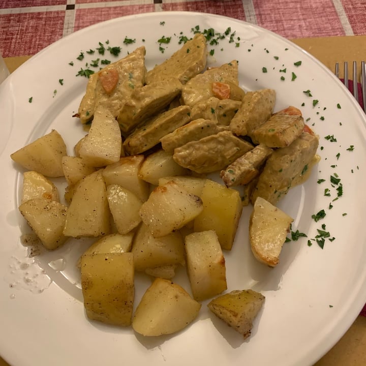 photo of Osteria di Filia Tempeh con salsa al curry e crespelle di castagne con radicchio e noci shared by @effel on  01 Nov 2022 - review