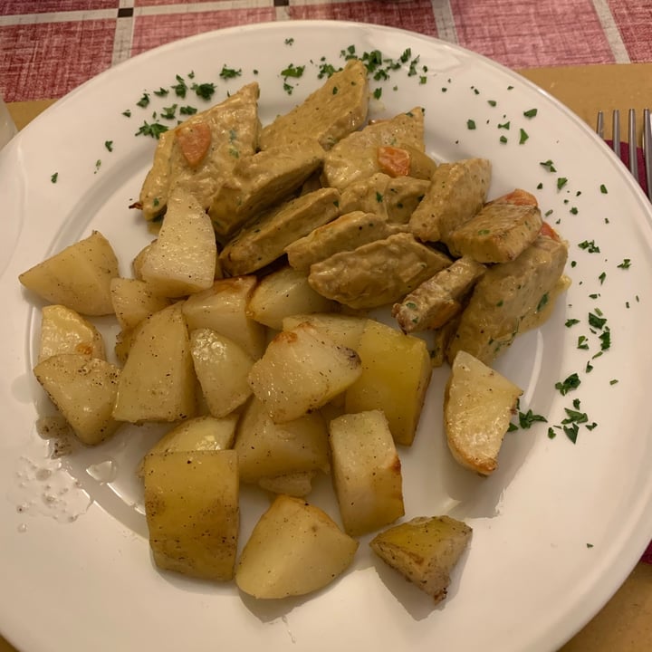 review photo of Osteria di Filia Tempeh con salsa al curry e crespelle di castagne con radicchio e noci shared by @effel on 01 Nov 2022 - review