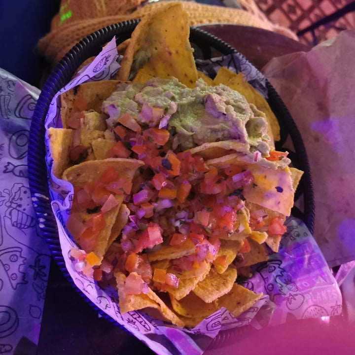 photo of Lado V Nachos Con Guacamole Y Salsa Pico De Gallo shared by @limphun on  05 Jun 2022 - review