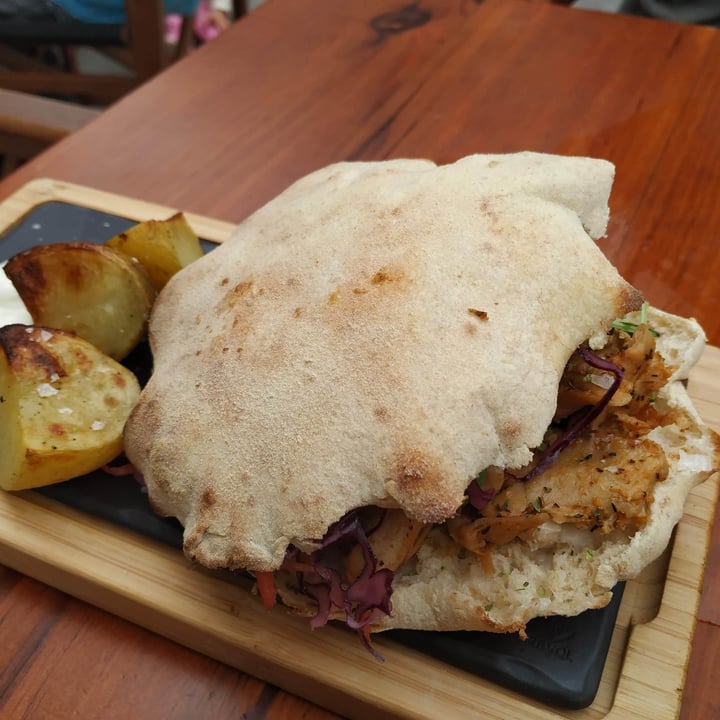 review photo of Blu Bar Heura chicken burger shared by @ditovegan on 29 Sep 2021 - review