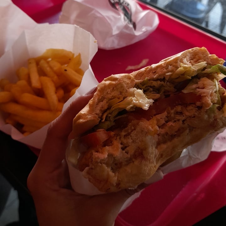 photo of VEGAN FOX Hamburguesa Not Chicken Vegmac shared by @celescami on  22 Nov 2022 - review