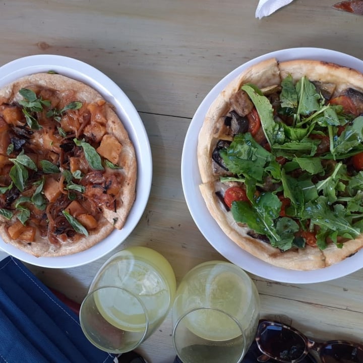 photo of Cuenco Vegano pizzas variedad shared by @iaragonzalezz on  16 Feb 2021 - review