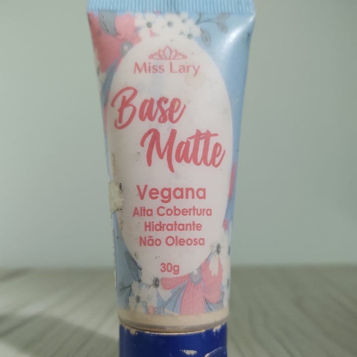 photo of Miss lary Base Matte Alta Cobertura Hidratante Não Oleosa (Matte Foundation High Coverage Moisturizing Oil-free) shared by @thaispotulski on  03 May 2022 - review