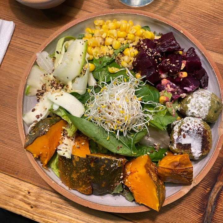 photo of Eggs & Greens Café Bowl Vitamin con Falafel shared by @inespressable on  24 Oct 2021 - review