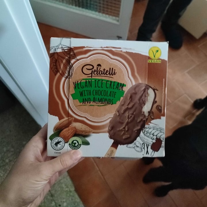 photo of Gelatelli Vegan Ice Cream with Chocolate and Almonds shared by @camillafer on  07 May 2022 - review