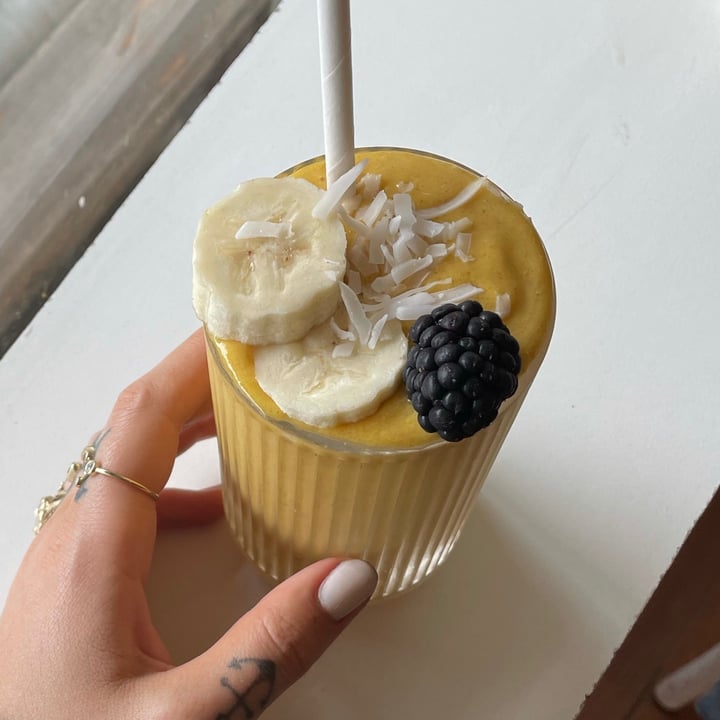 photo of Mon Chou Bondi Golden lotus smoothie shared by @callyjoart on  13 Feb 2021 - review