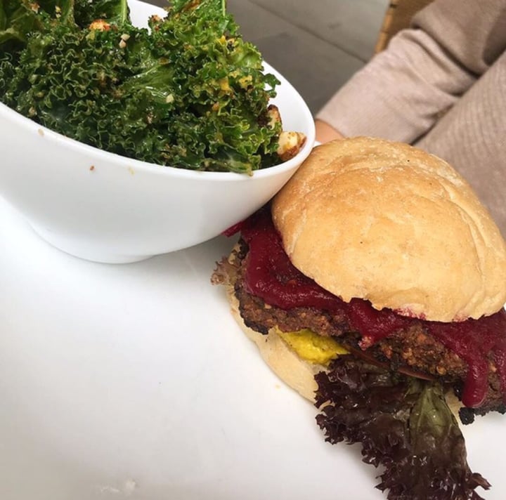 photo of Makeout Colombia Plant burguer shared by @whynotvegan on  28 Aug 2019 - review
