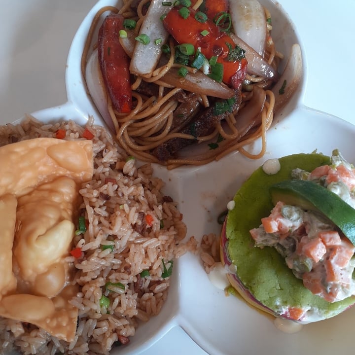 photo of Loving Hut - Golden Food Trio Criollo shared by @juancitovegan on  03 Jan 2022 - review
