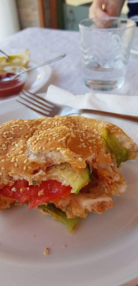 review photo of Aloe-Restaurante Vegetariano y Vegano Burger de no pollo shared by @pauterr on 22 Aug 2019 - review