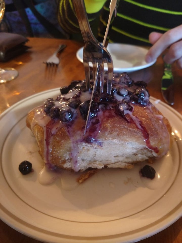 photo of fig + farro Giant Blueberry Cinnamon Roll shared by @iszy on  01 Feb 2020 - review