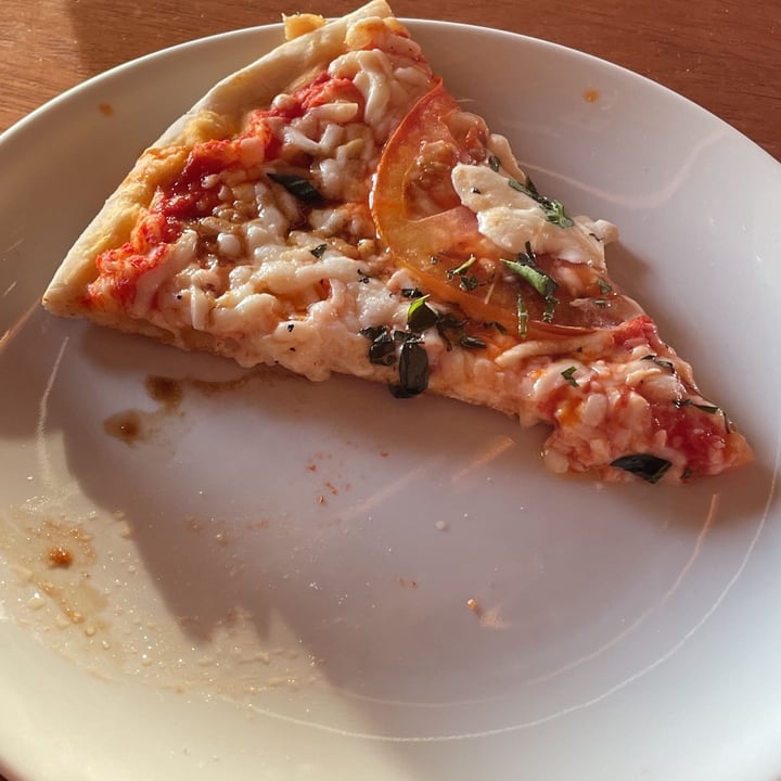 review photo of La Pizzarra Garlic Margarita Con Queso Vegano shared by @dani-v on 21 Apr 2022 - review