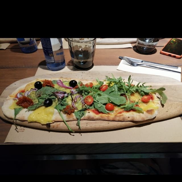 Foto del plato “Pizza Mediterránea - Vegg`n cherry”
