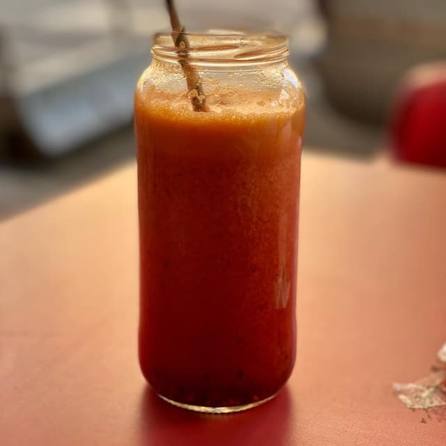 菜肴“Smoothie de Naranja, zanahoria y frutos del bosque”的照片