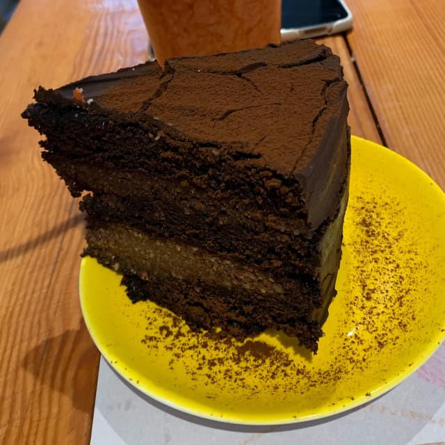 菜肴“Torta De Chocolate Con Crema De Cajú”的照片
