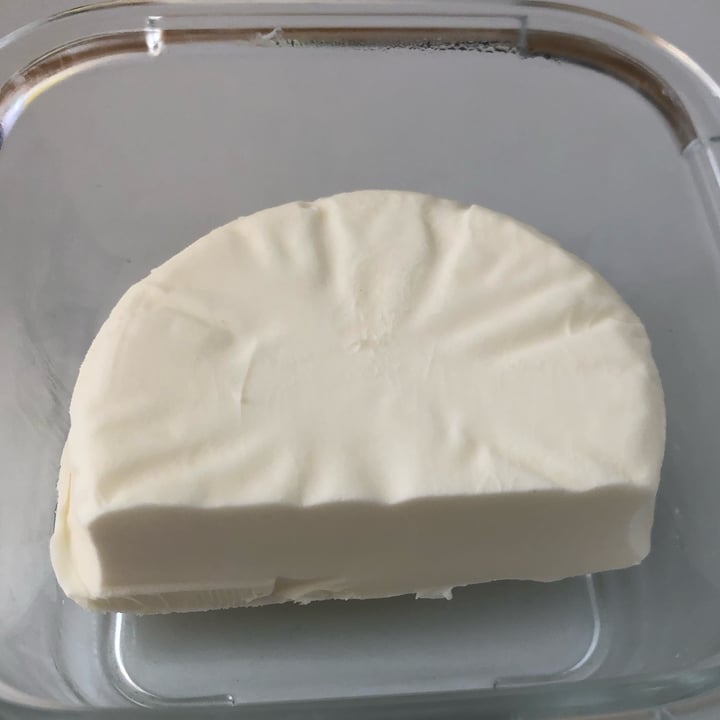 review photo of Violife Le Rond Camembert flavour shared by @claudiaalmeida on 11 Oct 2022 - review