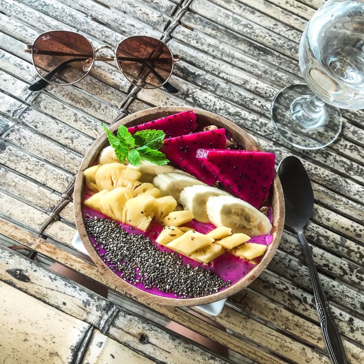 photo of Vegan Soul Kitchen Dragonfruit Smoothie Bowl shared by @cheerfulchickpea on  14 Sep 2020 - review
