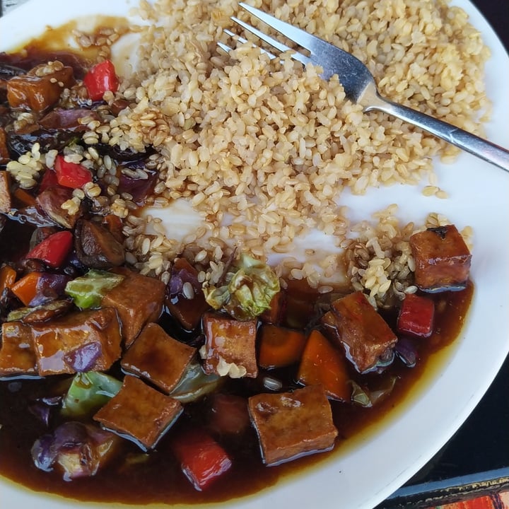 review photo of Loving Hut Tofu Con Vegetales Al Curry Con Arroz Yamani shared by @romibaranda on 12 Mar 2022 - review