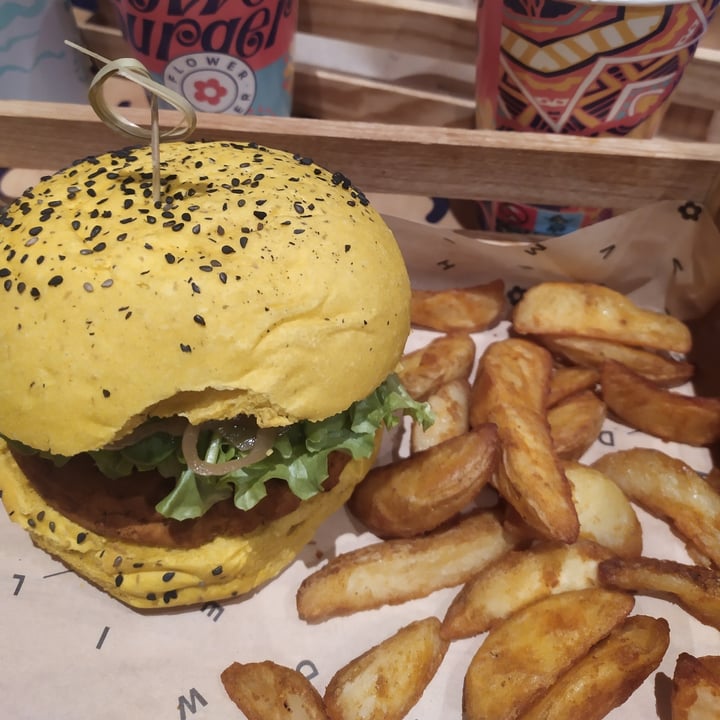 photo of Flower Burger Spicy Cecio shared by @saracente on  04 Dec 2022 - review