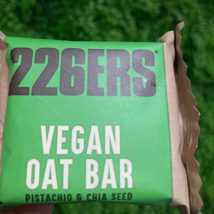 review photo of 226ers Vegan oat bar Pistachio & Chia Seed shared by @vegreening on 19 May 2021 - review