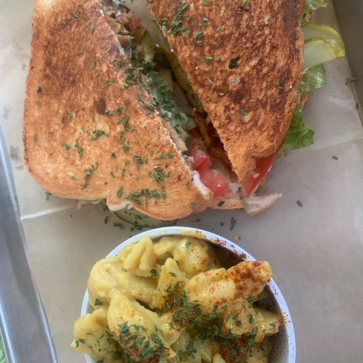 photo of Golden Dinosaurs Vegan Deli Mac and cheese shared by @angelicabiancaa on  06 Dec 2020 - review