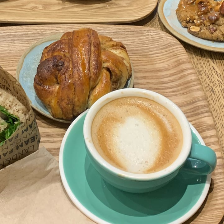 review photo of Land&Monkeys Cinnamon Roll shared by @carolinapedrazzi on 15 Feb 2022 - review