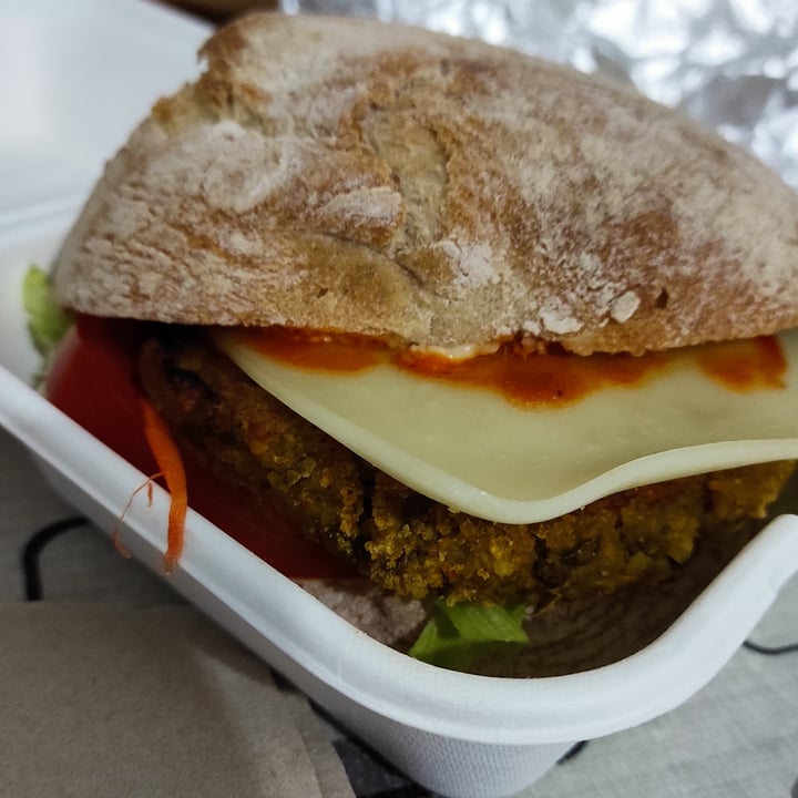 photo of Entre Pedras Café Bar Vegano Hamburguesa de lentejas verdes shared by @heynuria on  06 Oct 2021 - review