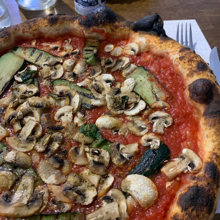 review photo of A' Verace Pizzeria Napoletana Pizza marinara con zucchine e funghi shared by @ooclaudizzle on 22 Mar 2022 - review