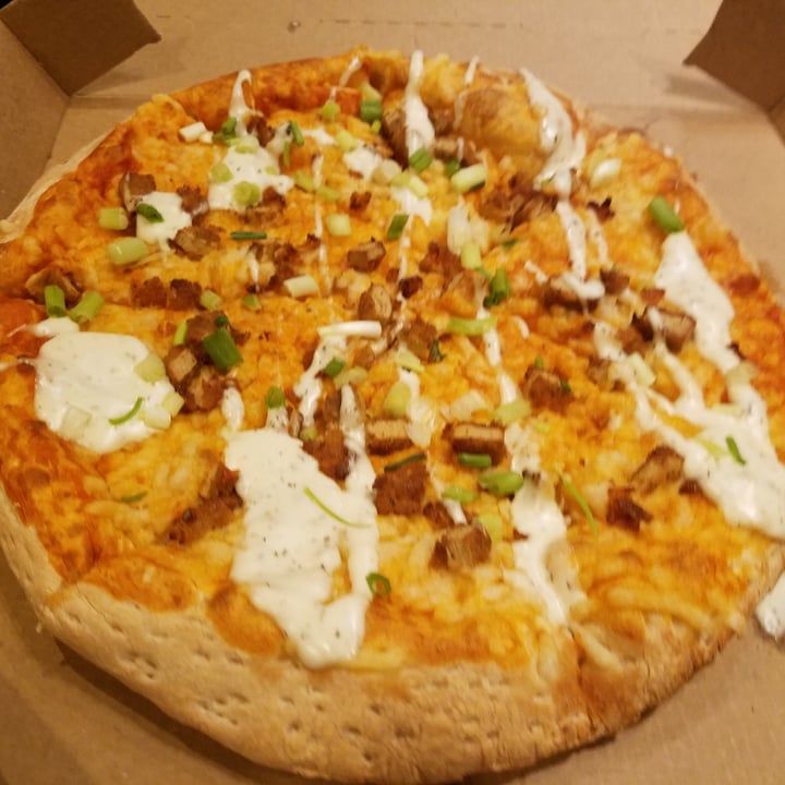 photo of Toppers Pizza Vegan Buffalo Chicken-less Pizza shared by @gretchens on  15 Oct 2020 - review