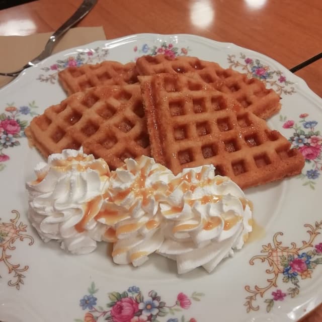 Photo of the dish “Waffles con caramello salato e panna”