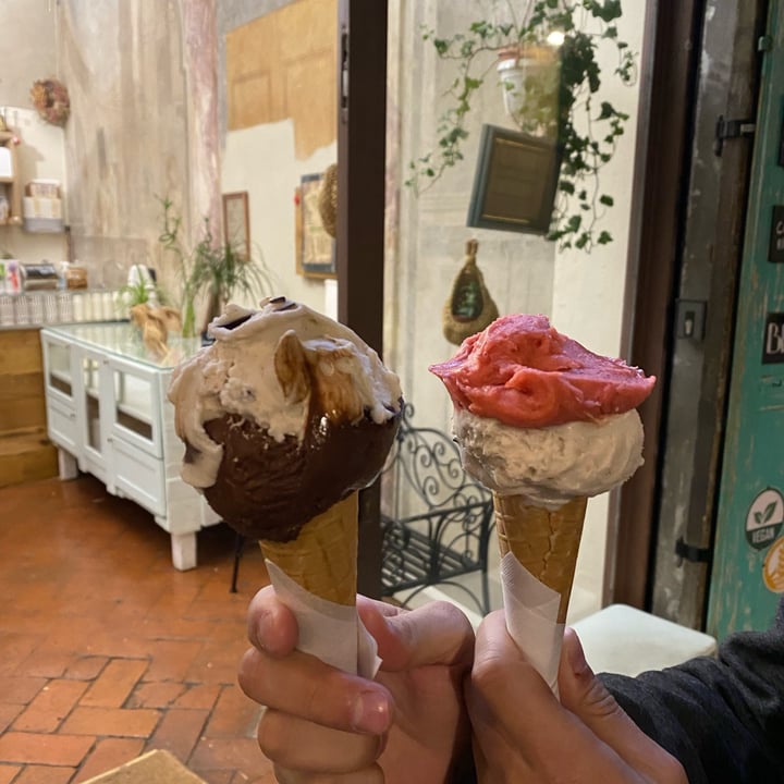 review photo of La Gelatiera Stracciatella Vegana shared by @iraisa on 06 Nov 2022 - review