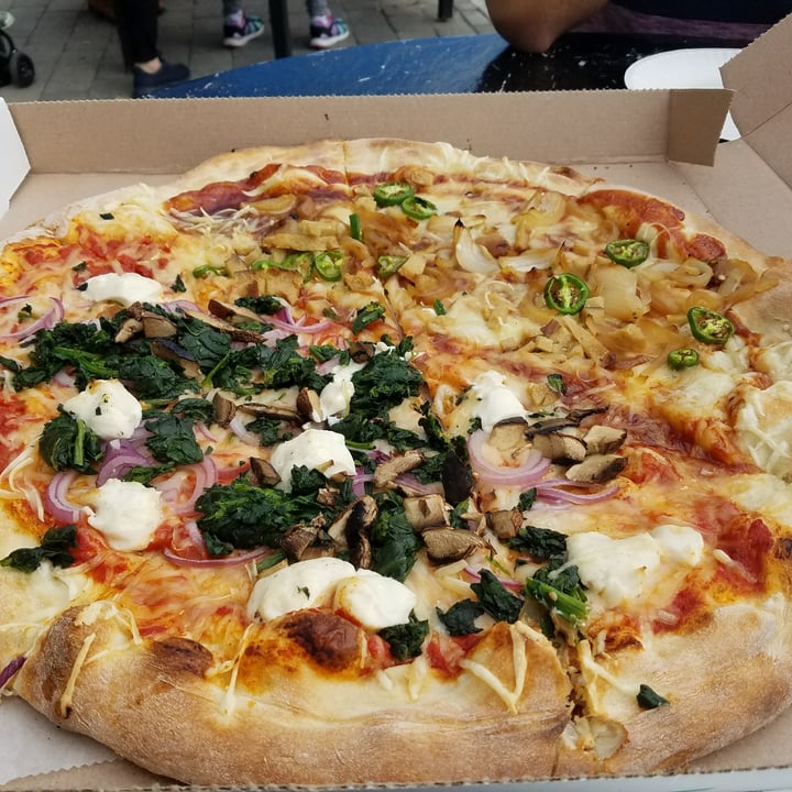 photo of Crust & Crumble Pizzeria Vegan Mariachi/Vegan Da Vinci shared by @navnismehta on  25 Oct 2021 - review