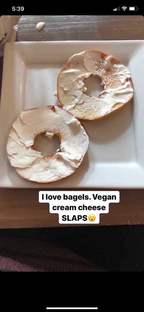菜肴“Bagel With Vegan Cream Cheese”的照片