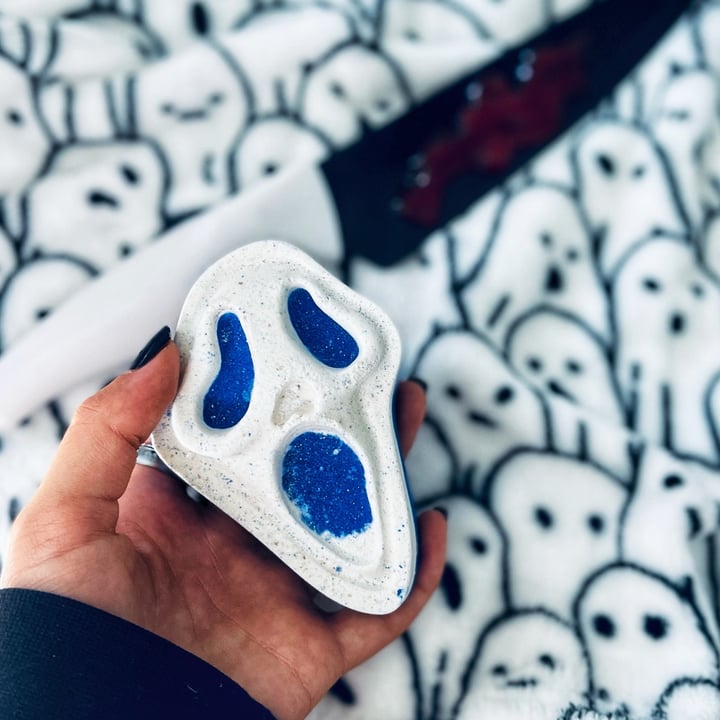 review photo of LUSH Fresh Handmade Cosmetics Screamo Bath Bomb shared by @alexanicole on 01 Nov 2022 - review