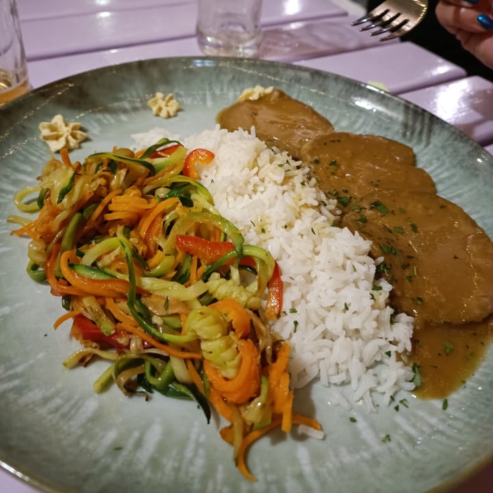 photo of Artha Seitan in umido con riso basmati e verdure cotte nel wok shared by @eleonorasoricaroyoga on  18 Aug 2022 - review