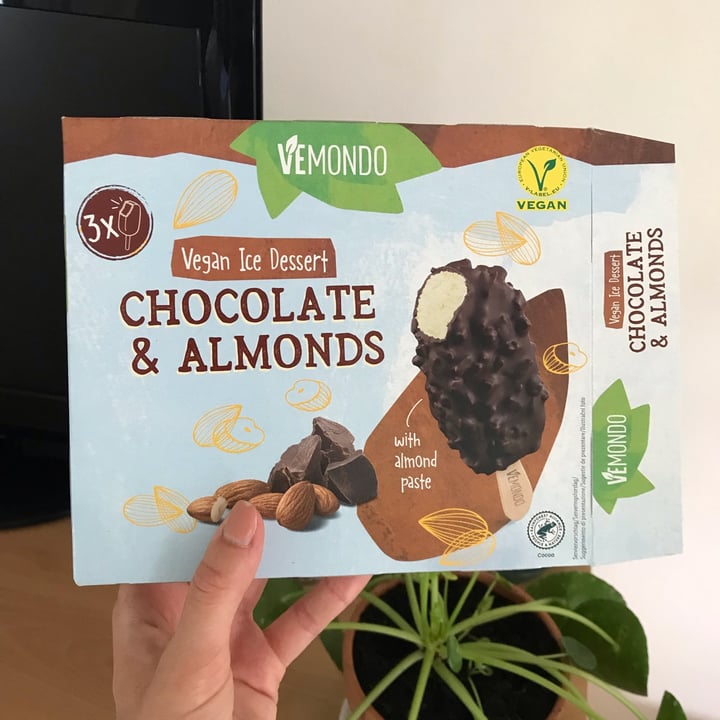 photo of Vemondo  vegan ice dessert chocolate & almonds shared by @nikyveg on  01 Jul 2022 - review