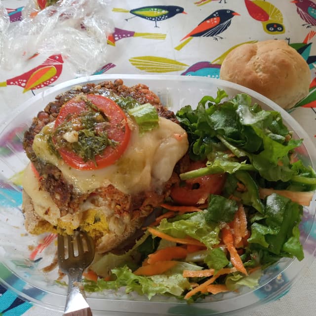 Photo of the dish “Medallones a la napolitana con ensalada, Los medallones Pueden ser De Okara Y espinacas, De Lentejas Y Yamani O Tipo Parrilleros, La Ensalada Es Fresca Del día”