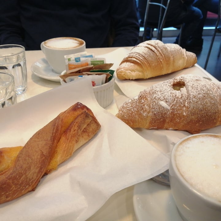 photo of Bar Dolcezza di Cuscunà Temistocle Croissants shared by @mona88 on  12 Mar 2022 - review