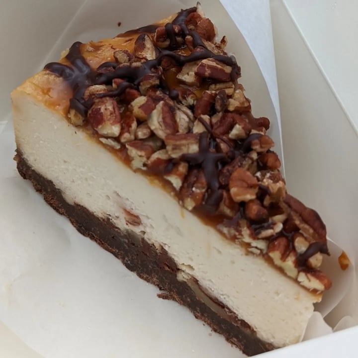 review photo of Petunia's Pies & Pastries Turtle Cheesecake shared by @veganjuliana on 16 Jun 2022 - review