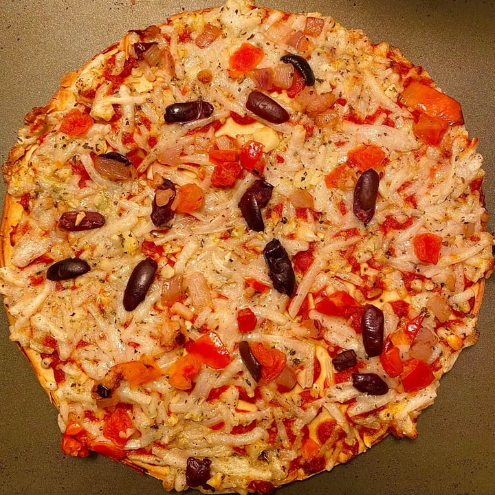 photo of Daiya Vegetable Crust Pizza, Mediterranean shared by @timvegmalone on  28 Apr 2022 - review
