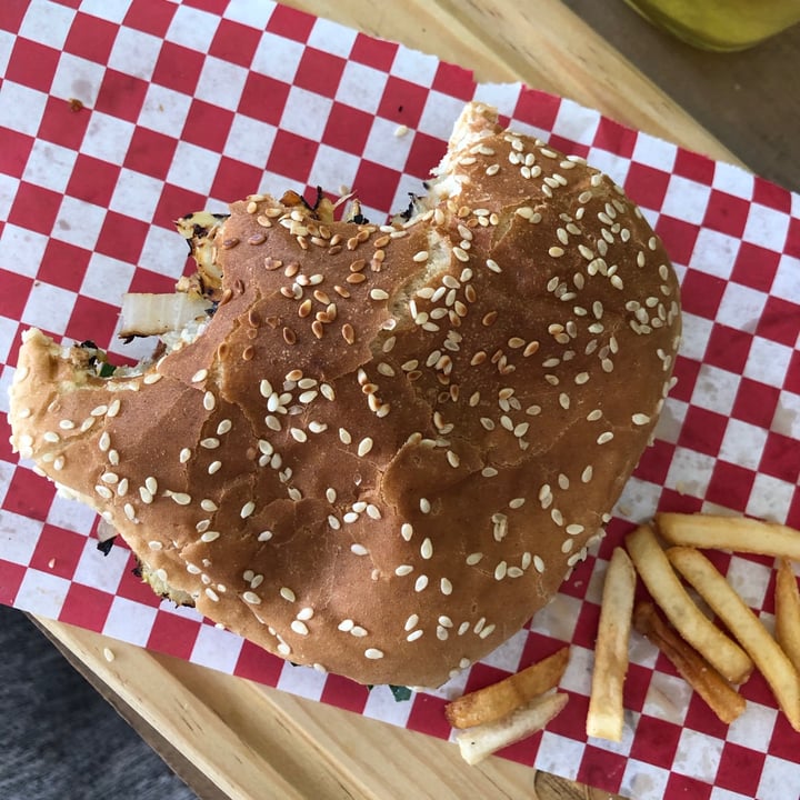 photo of Veggie Happy Hamburguesa de falafel shared by @basedoncaffeine on  27 Aug 2020 - review
