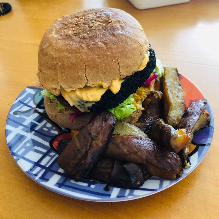 photo of Lexi's Healthy Eatery Activated Charcoal Burger shared by @southernveganupnorth on  25 Aug 2020 - review