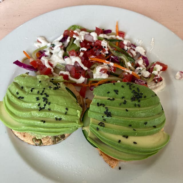菜肴“Avo on flatbread”的照片