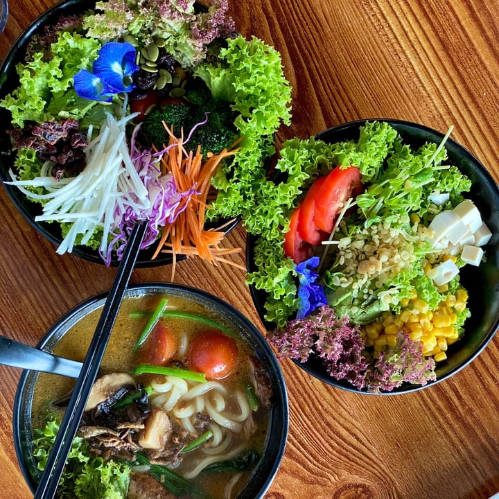 review photo of nomVnom Bistro Royale Salad With Passion Fruit Dressing shared by @yuan on 23 Jan 2021 - review
