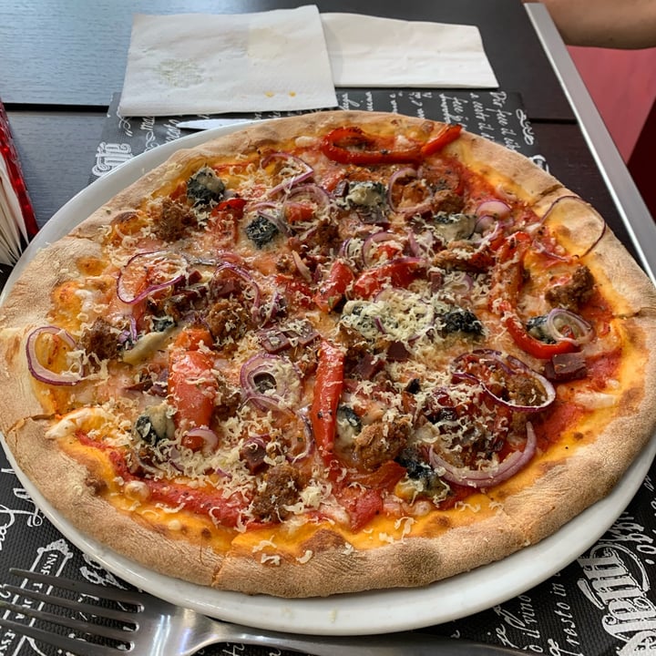 photo of Trinacria Pizzeria pizza San Francesco (Pancetta, Salsiccia, Gorgonzola, Peperoni, Cipolle) shared by @pier64 on  16 Oct 2022 - review