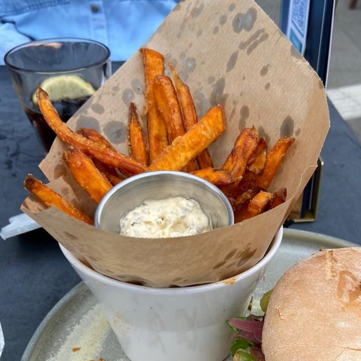 photo of Ellis Gourmet Burger Rotterdam Sweet Potato Fries w/ vegan mayonnaise shared by @melvil on  20 Jun 2021 - review