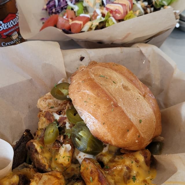 菜肴“Cheddar Jalepeno Ranch Burger”的照片