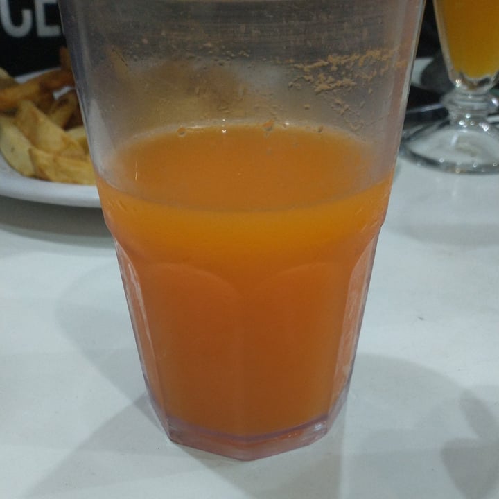 photo of Loving Hut Microcentro Jugo de zanahoria y naranja shared by @unpatomas on  03 Nov 2021 - review